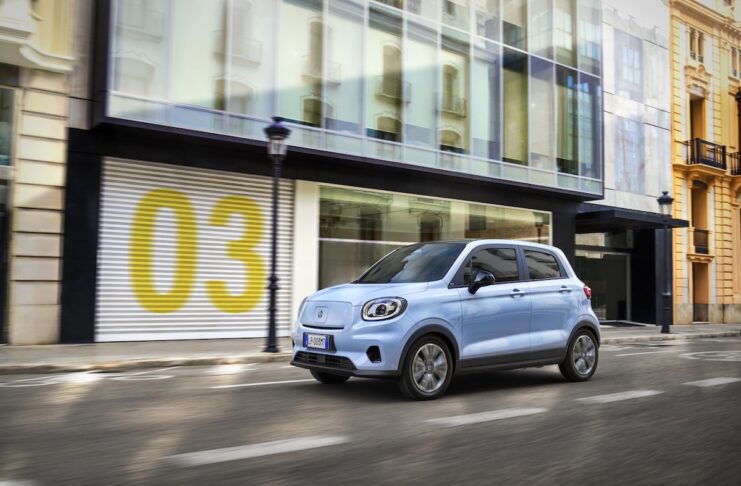 Leapmotor To3 vor einem Schaufenster in der Stadt!