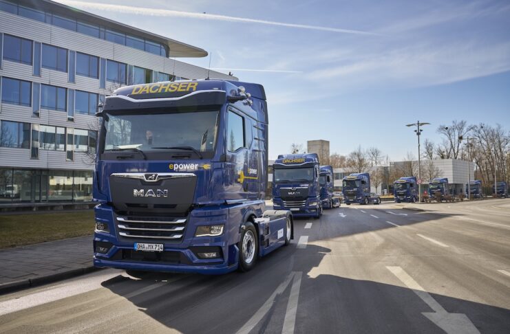 Mehrere MAN eTGX Ultra-Lowliner beim verlassen des MAN Produktionsgelände!