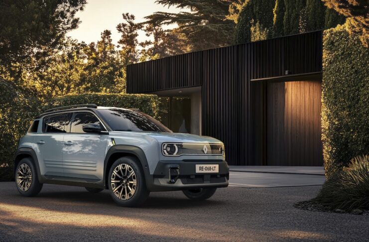 Der neue Renault 4 E-Tech in einem Hof vor einer Garage stehend an einem sonnigen tag!