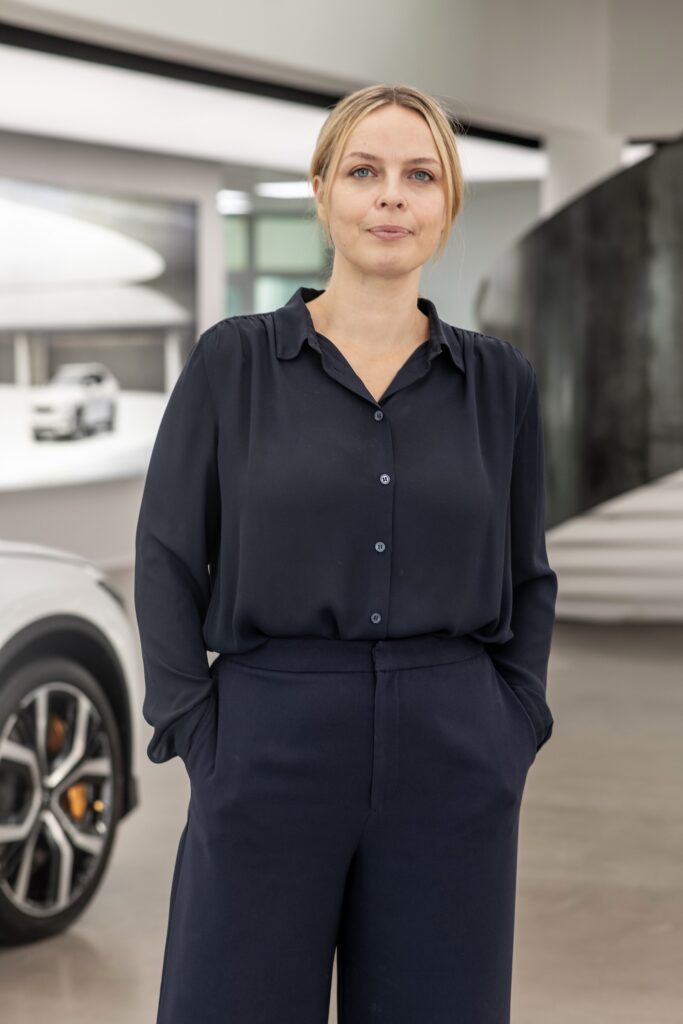 Frederika Klarèn vor einem Polestar Auto in einer Weissen Halle!