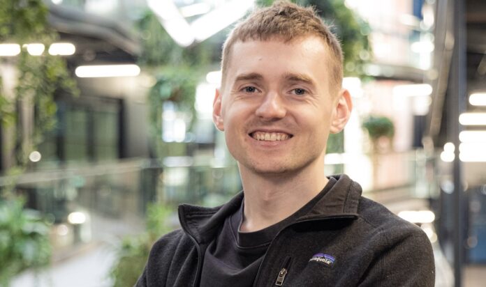 about-energy-elektrifizierung-batterieentwicklung Gavin White CEO und Co-Founder von about:energy im Büro mit Pflanzen und einrichtung im Hintergrund!