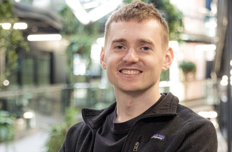 about-energy-elektrifizierung-batterieentwicklung Gavin White CEO und Co-Founder von about:energy im Büro mit Pflanzen und einrichtung im Hintergrund!