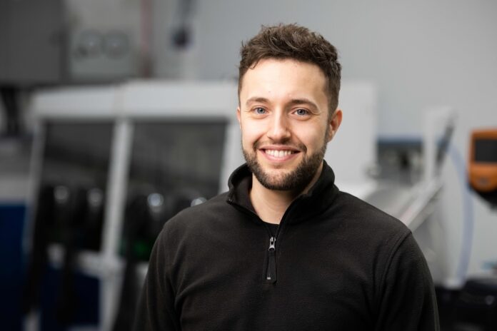 dry-coating-anaphite-technologie Alex Hewitt im Büro mit regalen im hintergrund!