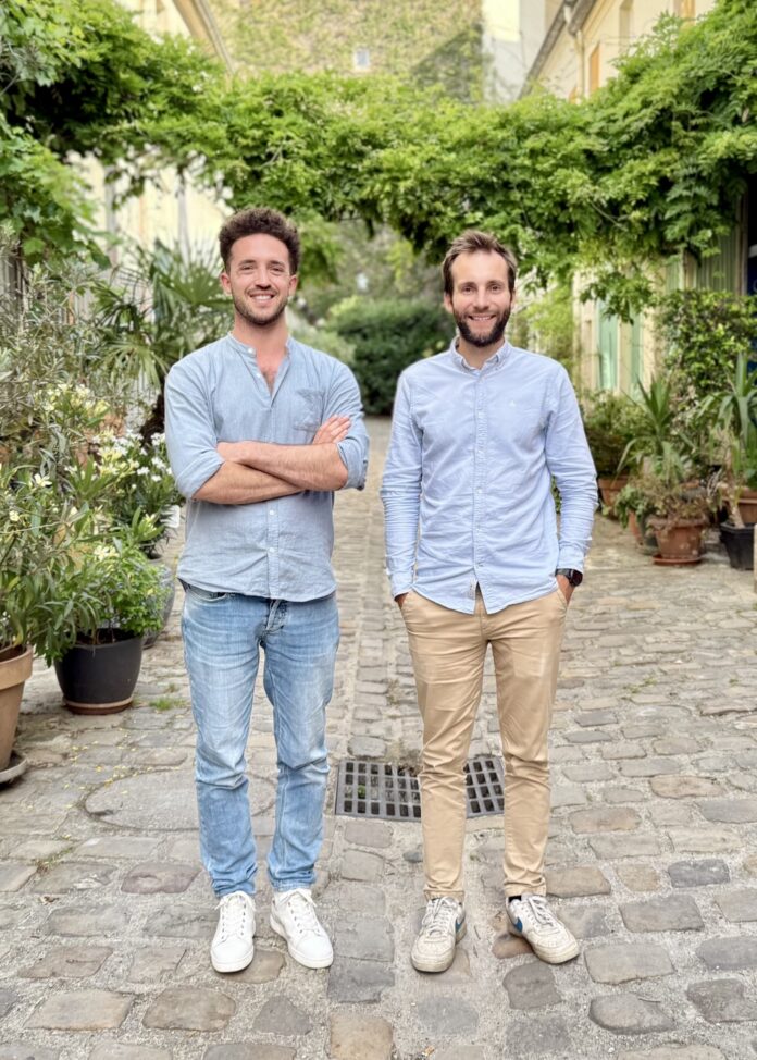 ev dejablue energy platform Das GründerTeam von DejaBlue in einem Garten mit Pflanzen im Hintergrund!