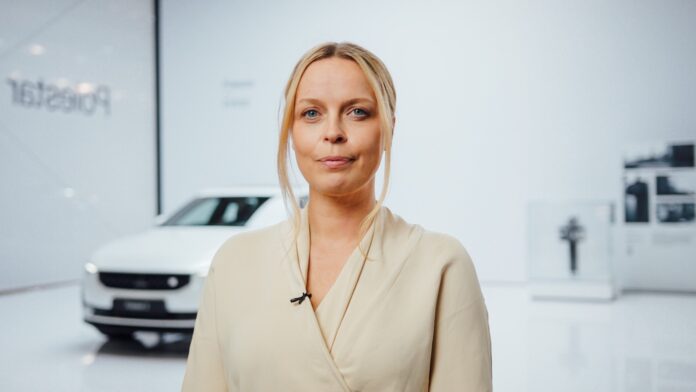 Frederika Klarèn vor einem Polestar Auto in einer Weissen Halle!