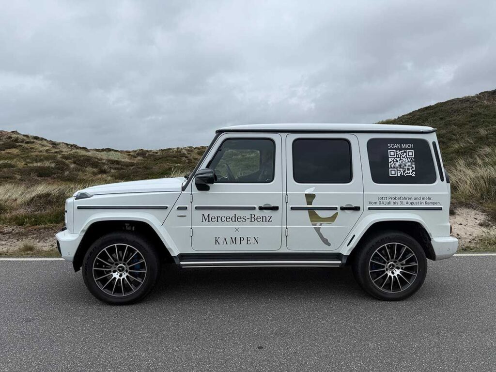 mercedes-g-580-fahrbericht-sylt Der neue Mercedes G 580 EQ in weiss von dre Seite in den Dünen auf Sylt 