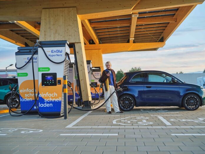 EnBW collect belohnt E-Mobilität mit Guthaben Bild Mit dem neuen Treueprogramm EnBW collect können E-Mobilitäts-Kund*innen der EnBW beim Laden Punkte sammeln und diese in Ladeguthaben umwandeln. Bild: EnBW