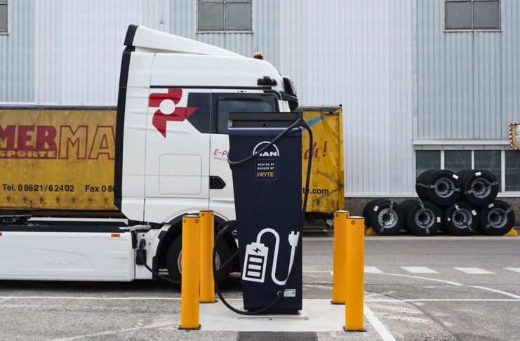 Ladeinfrastruktur: FRYTE testet Reservierung für E-Lkw