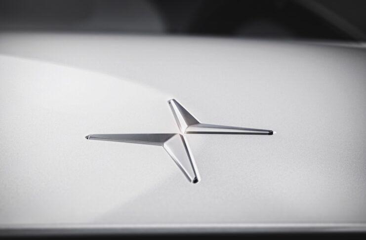 Polestar Absatzzahlen 2026 Polestar Logo in große auf einer Weissen Motorhaube einen Polestar Autos