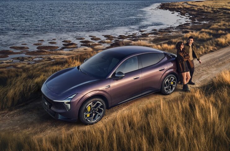 Das neue XPENG L03 Coupe setzt auf Turing-KI-Chips und vollintegriertes Google Maps. Erfahren Sie jetzt alle technischen Daten und Preise! am Starnd mit Paar an das auto Lehnen sowie drumherum starndgras oder sowas