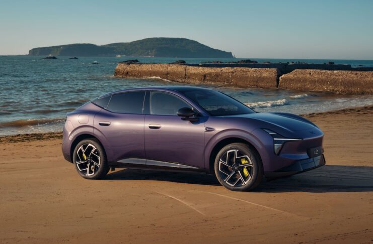 XPENG L03 SUV-Coupé am Strand von der Beifahrerseite mit Meer im Hintergrund