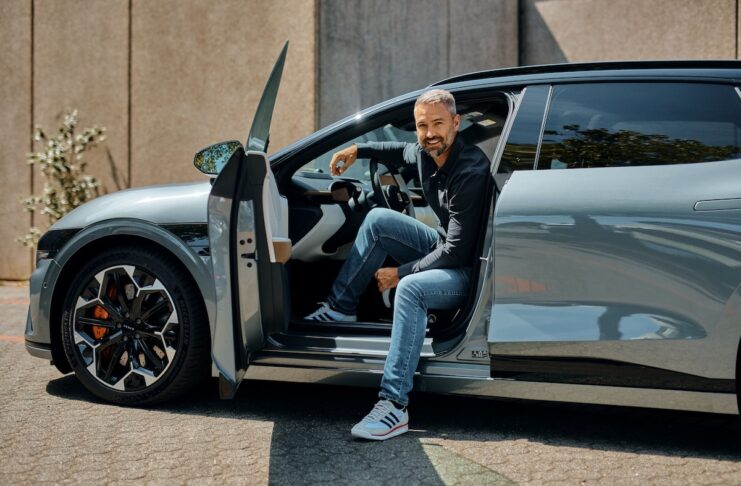 Zeekr 7GT: Deutschland-Start des elektrischen Grand Tourers Der erste deutsche Zeekr 7GT Kunde Simon Dell bei der Fahrzeugübernahme in Dorsten